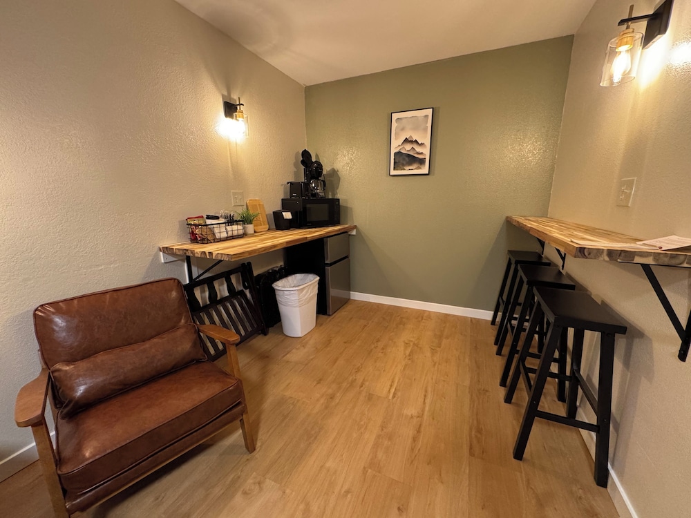 Pioneer Motel 34/43