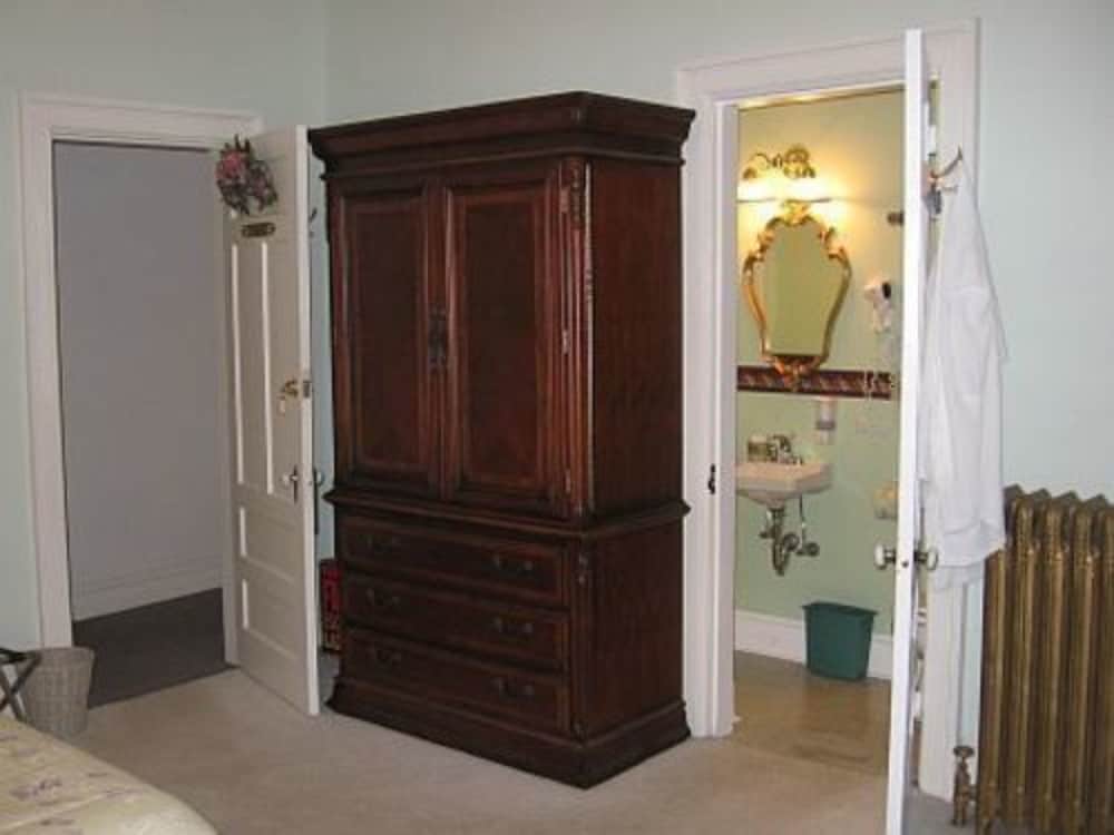 Olde Judge Mansion 13/31