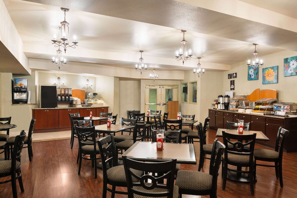 Hotel Marguerite Anaheim/Garden Grove, Trademark Collection 36/50