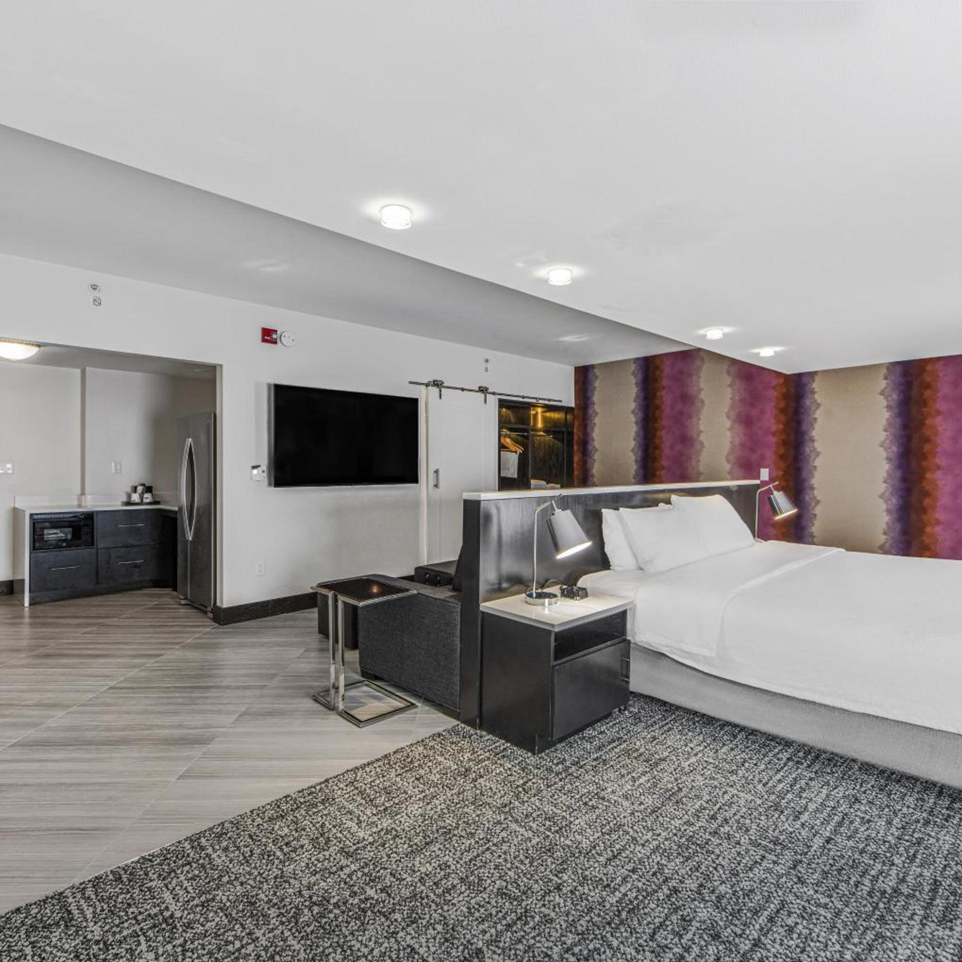 STUDIO, KING BED, ACCESSIBLE