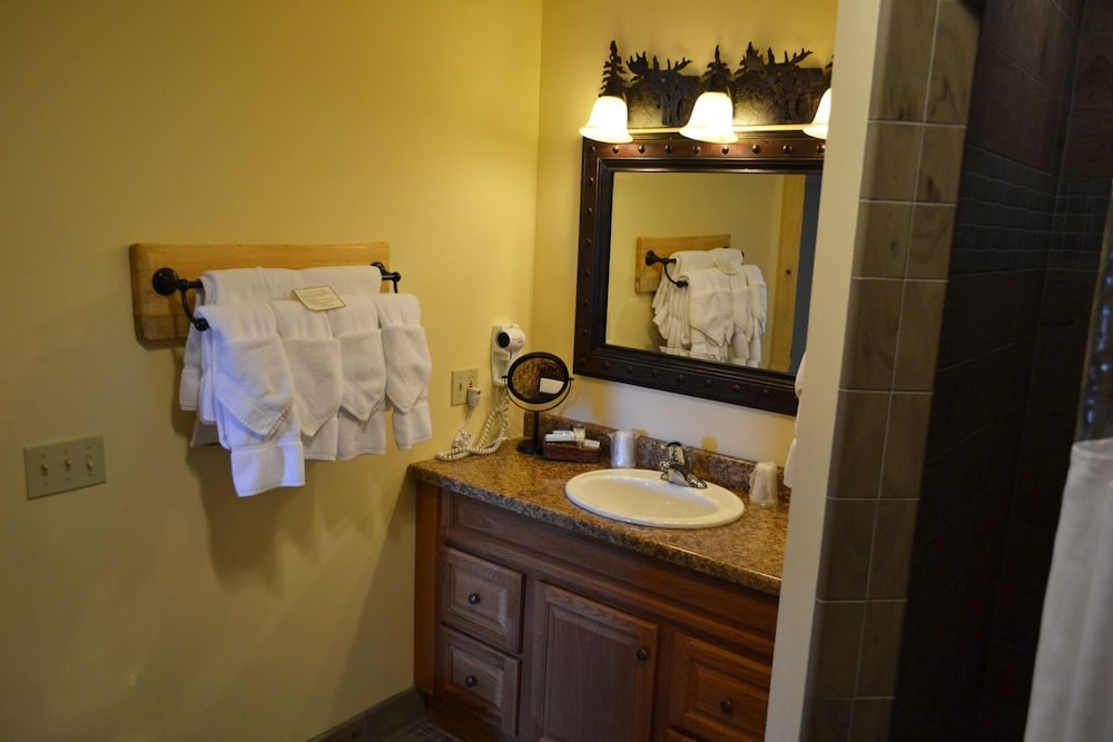 Stafford's Crooked River Lodge & Suites 40/41
