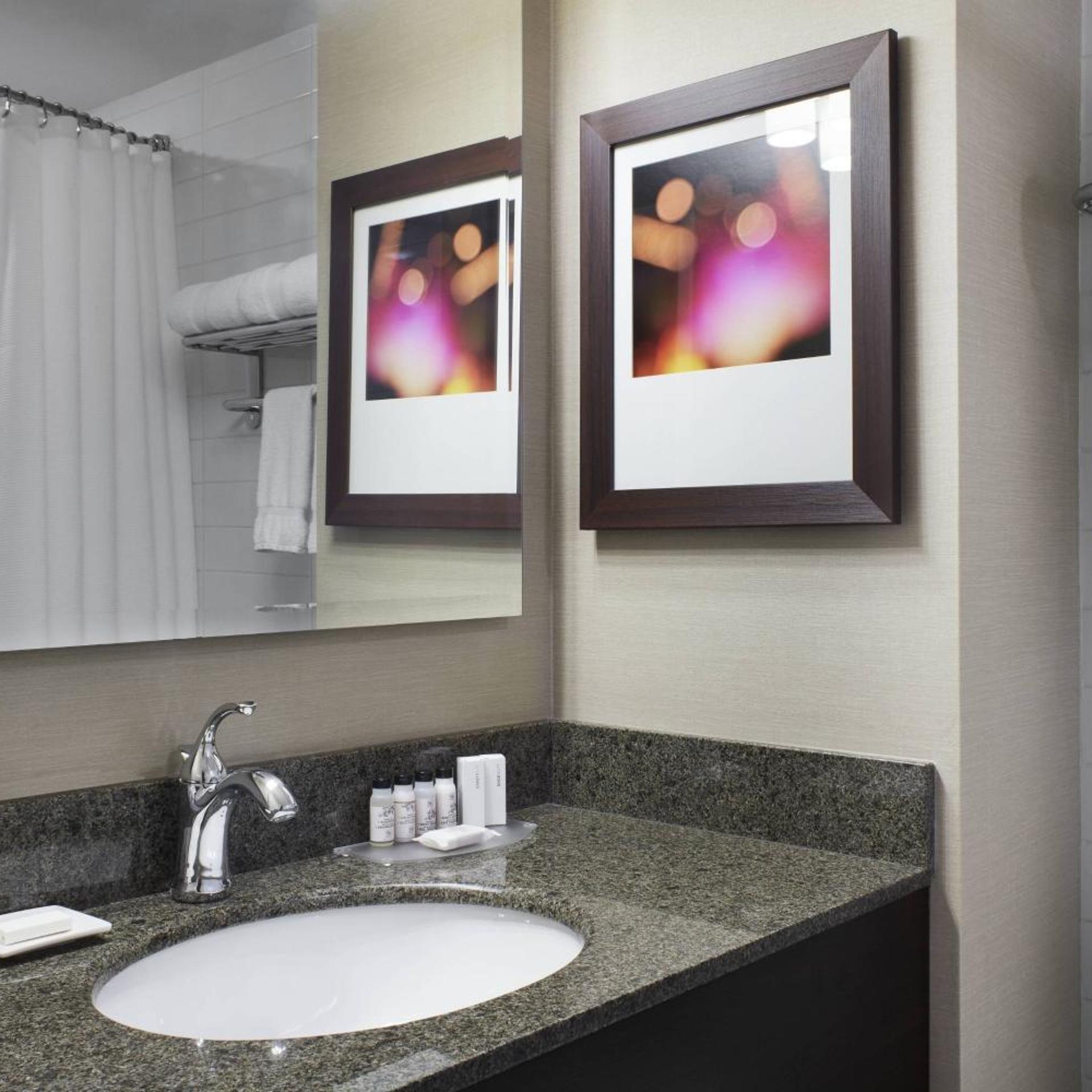 Room, King Bed, Delta Hotels By Marriott Beausejour 2/3