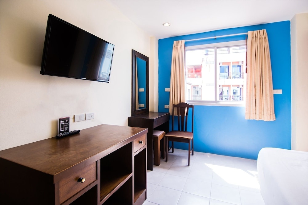 18 Coins Budget Hotel 40/67