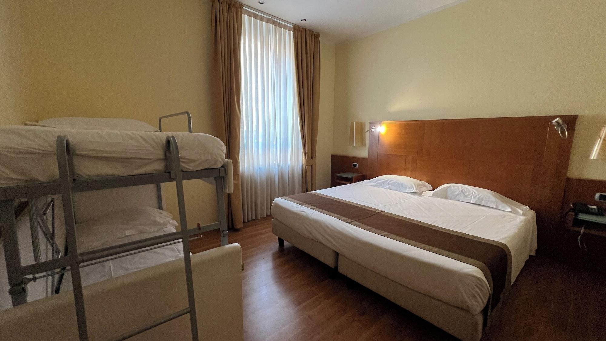 Room, Quadruple