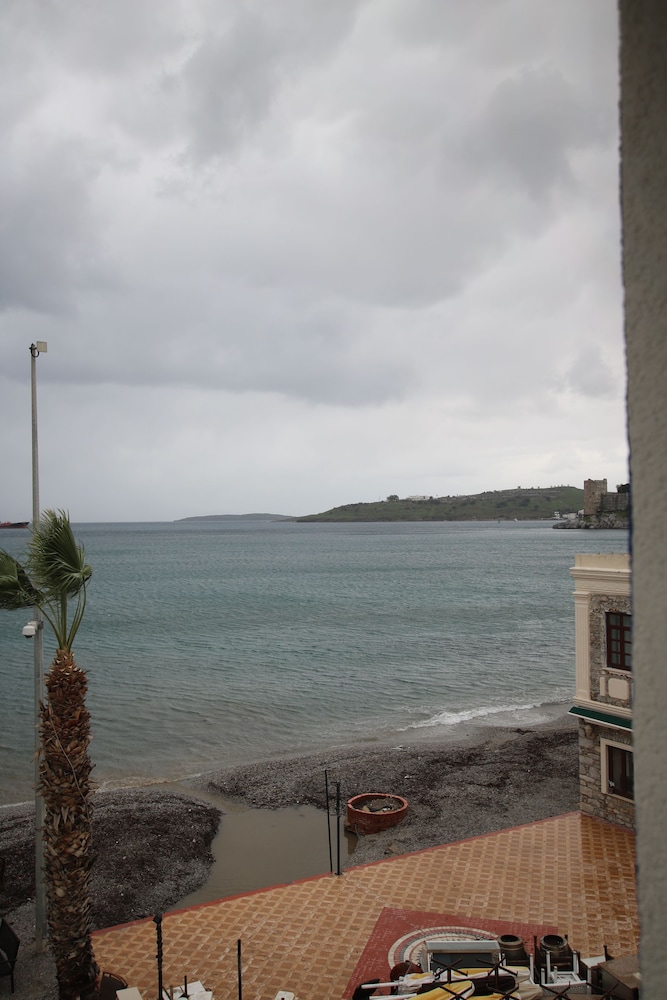 Artemis Hotel 65/69