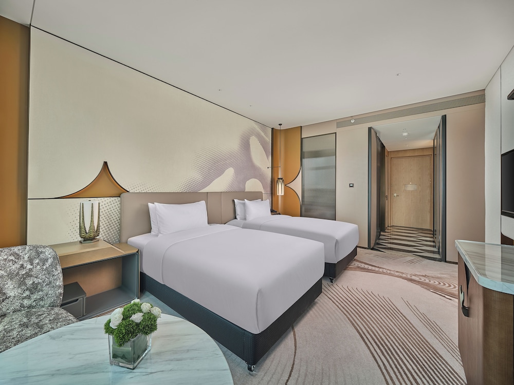 Deluxe, Twin Beds, Airport View