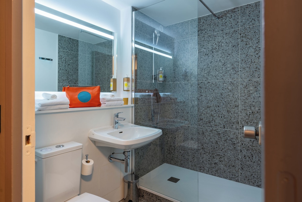 greet Hotel Chatellerault 40/43