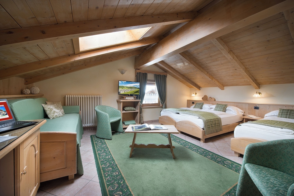 Crosal Hotel 24/50