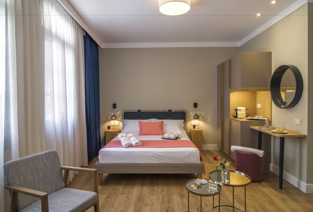 DELUXE, QUADRUPLE, QUEEN BED, BALCONY
