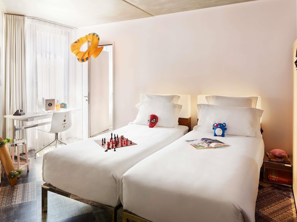 Large Mama, Twin Beds