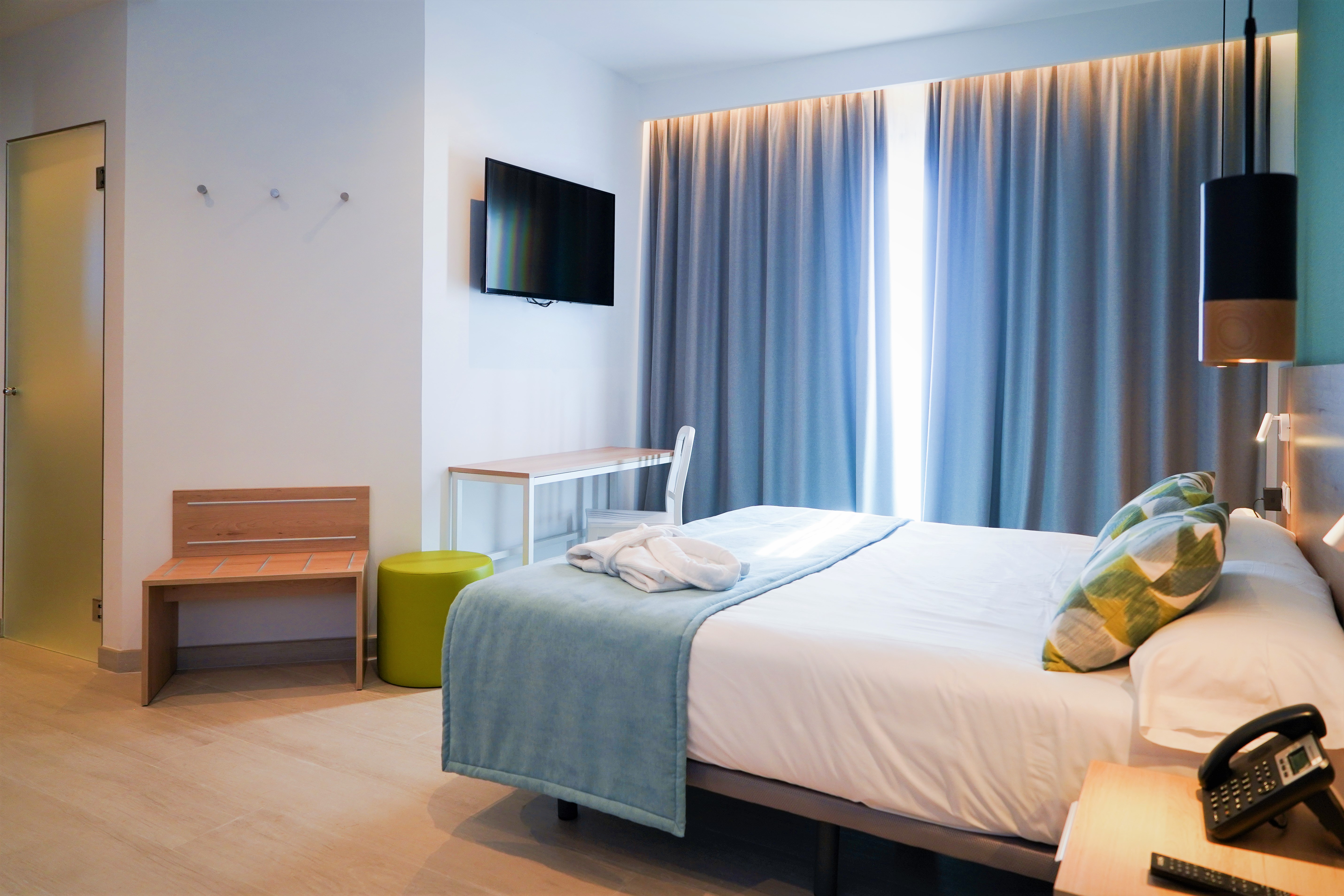 SUPERIOR, DOUBLE OR TWIN BED