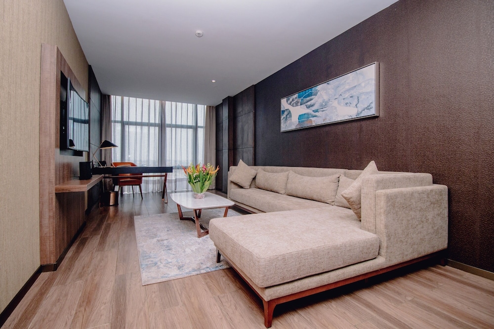 Golden Hotel & Suites 38/50