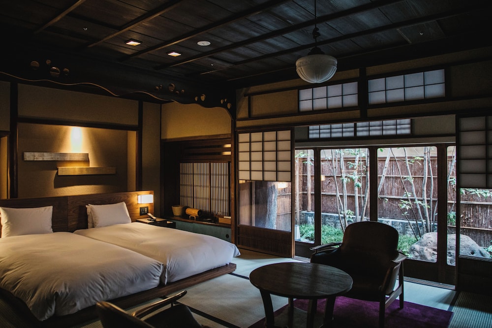 Hollywood, Deluxe, Twin Beds, Private Garden, Main Building