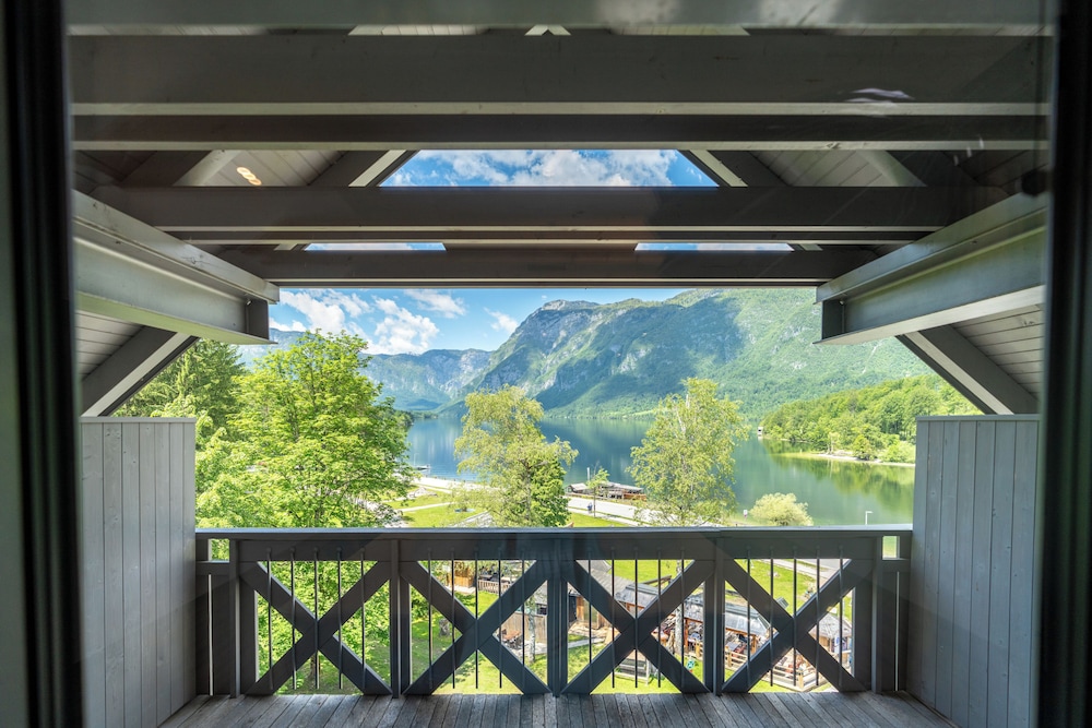 Jezero in BOHINJSKO JEZERO