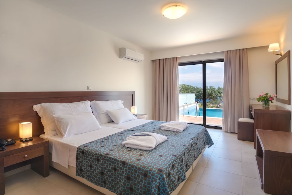 Suite, Twin Beds, Lateral Side Sea View, 2 Sofa, Private Pool