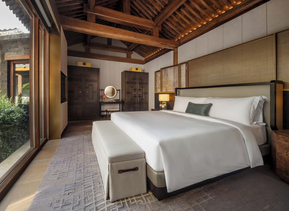 2 Bedrooms, Courtyard, King and Twin Beds