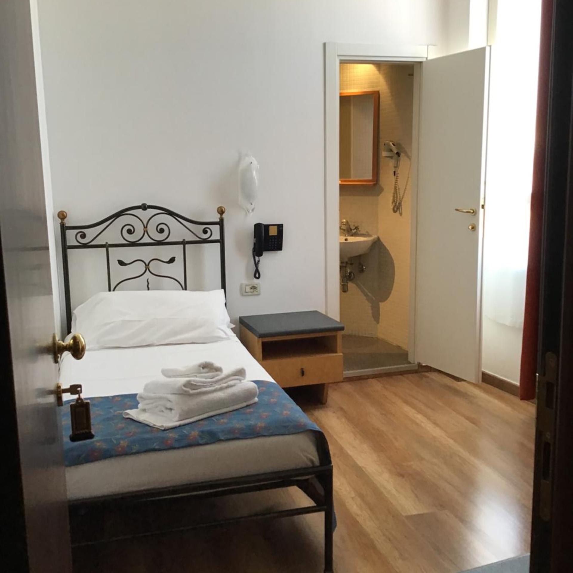 ROOM, SINGLE