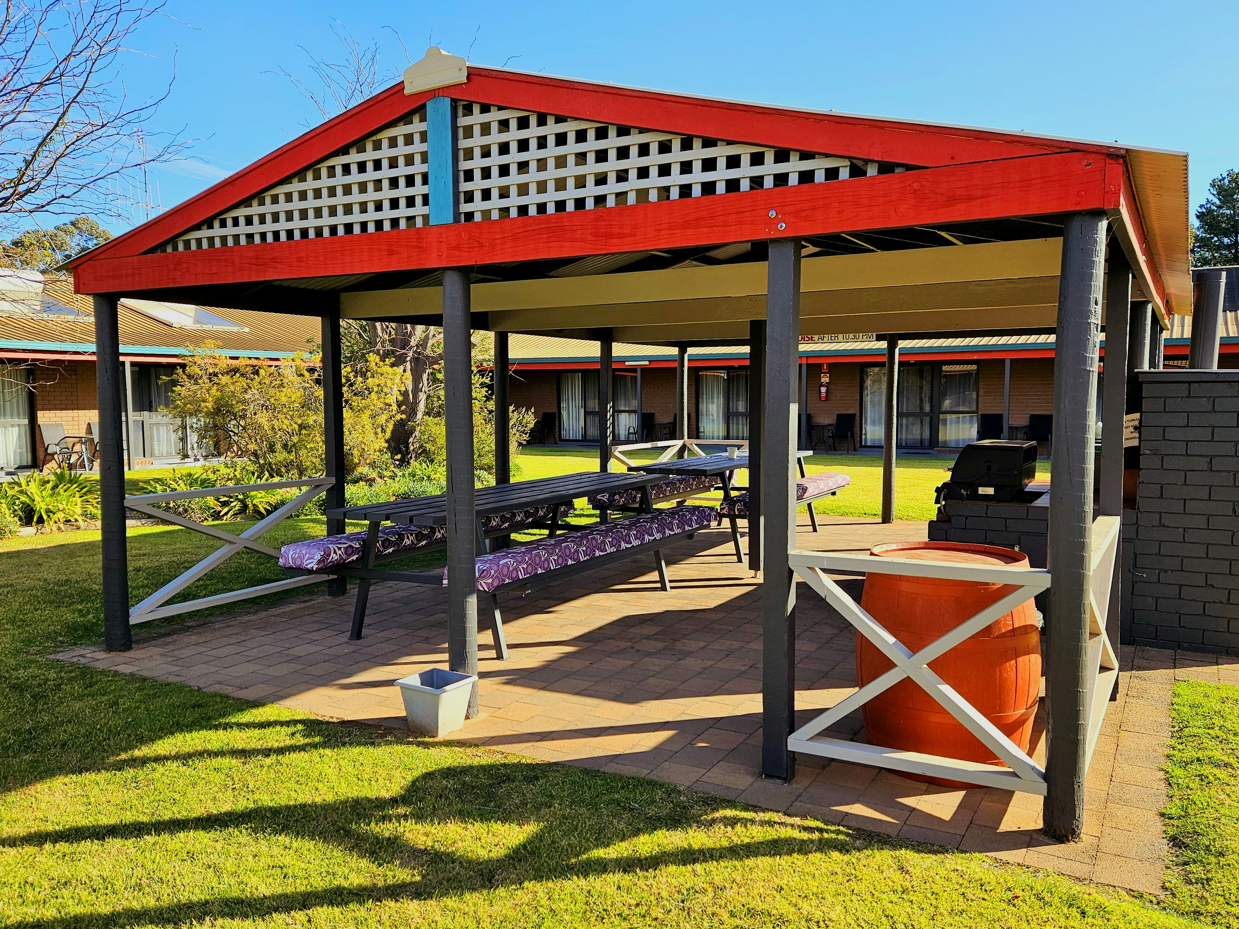 BAROOGA COUNTRY INN MOTEL 4/5