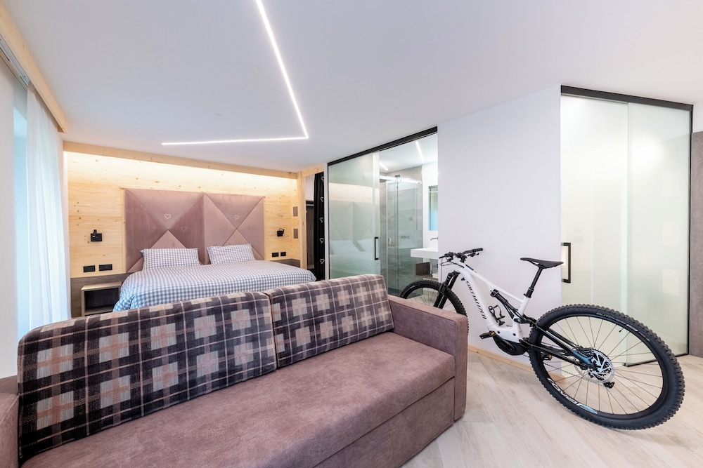 غرفة بسريرين منفصلين بإطلالة على الجبل، HOTEL CHALET PINETA 9/10
