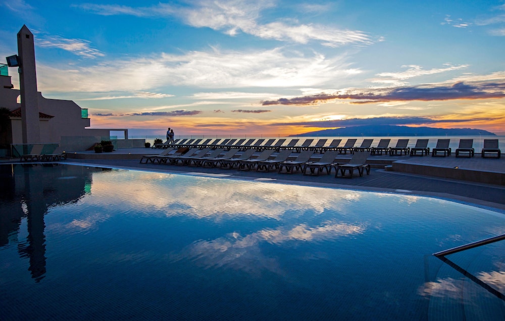 ROYAL SUN RESORT 68/74