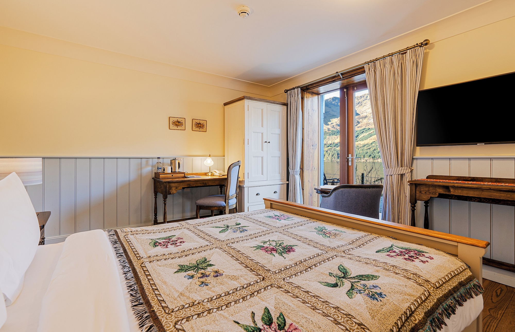 Superior, King Bed, Loch View, Terrace