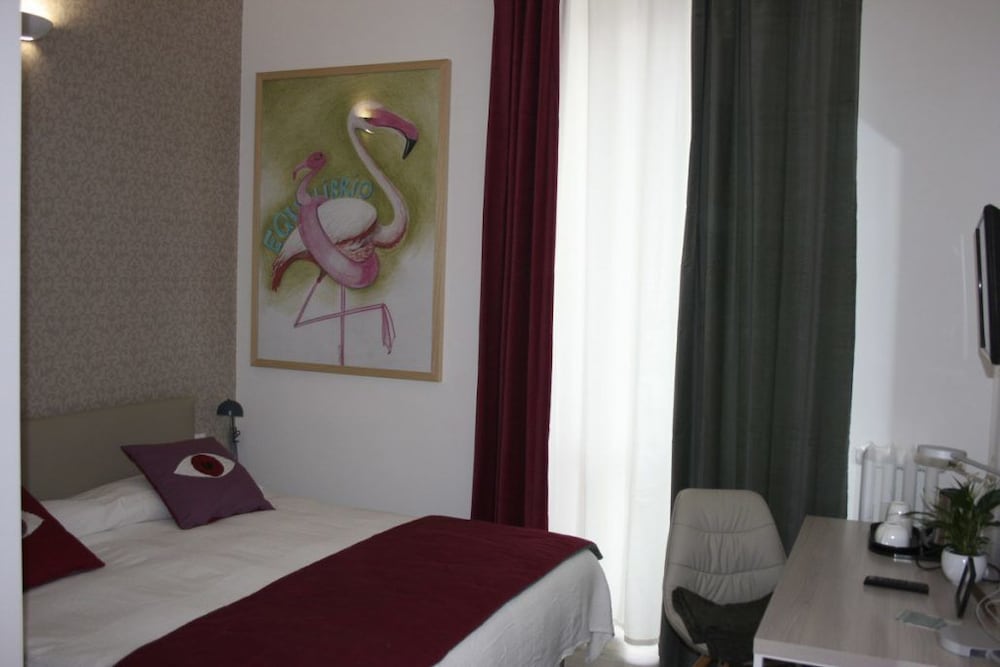 ROOM, DOUBLE OR TWIN BED