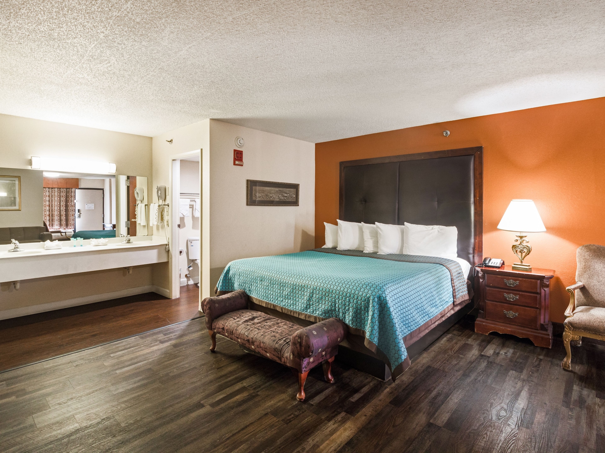 ROOM, KING BED