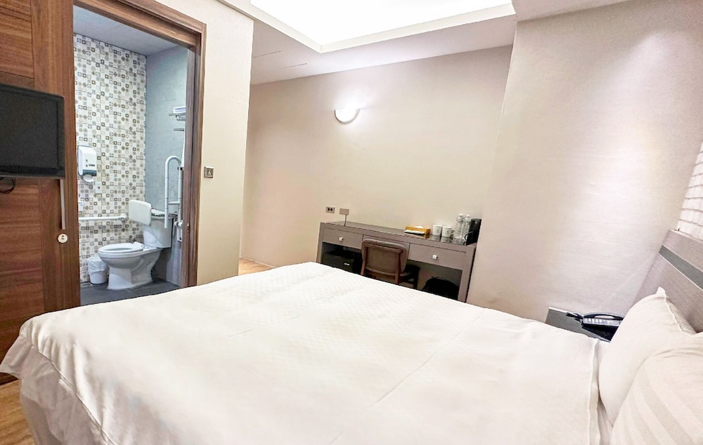 BASIC, DOUBLE BED, NO PARKING