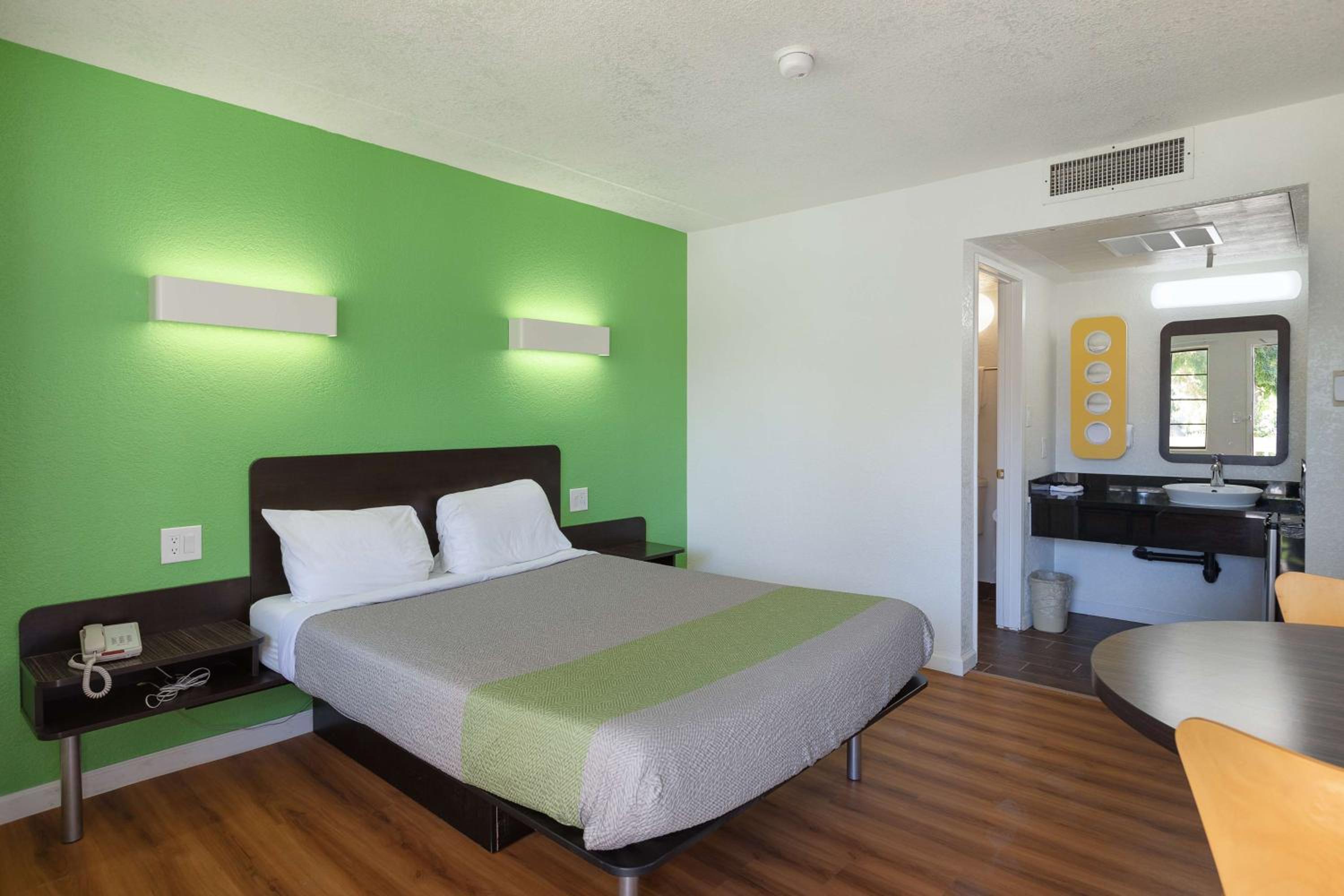 1 Queen Bed - Micfridge