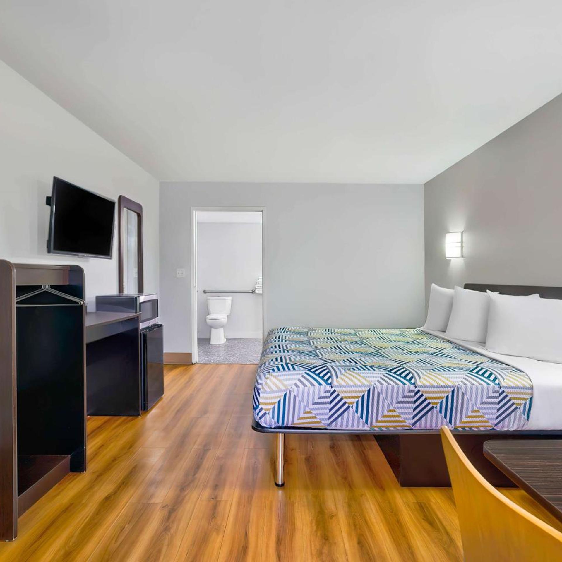 ROOM, KING BED, SMOKING, ACCESSIBLE