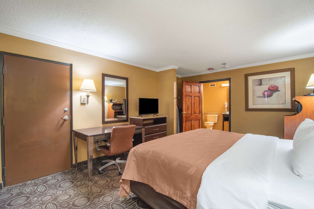 Quality Inn and Suites Ft Jackson Maingate 10/35
