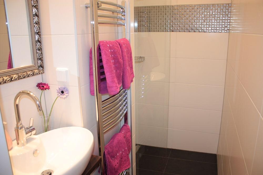 GoVienna Small Modern Apartment 21/22