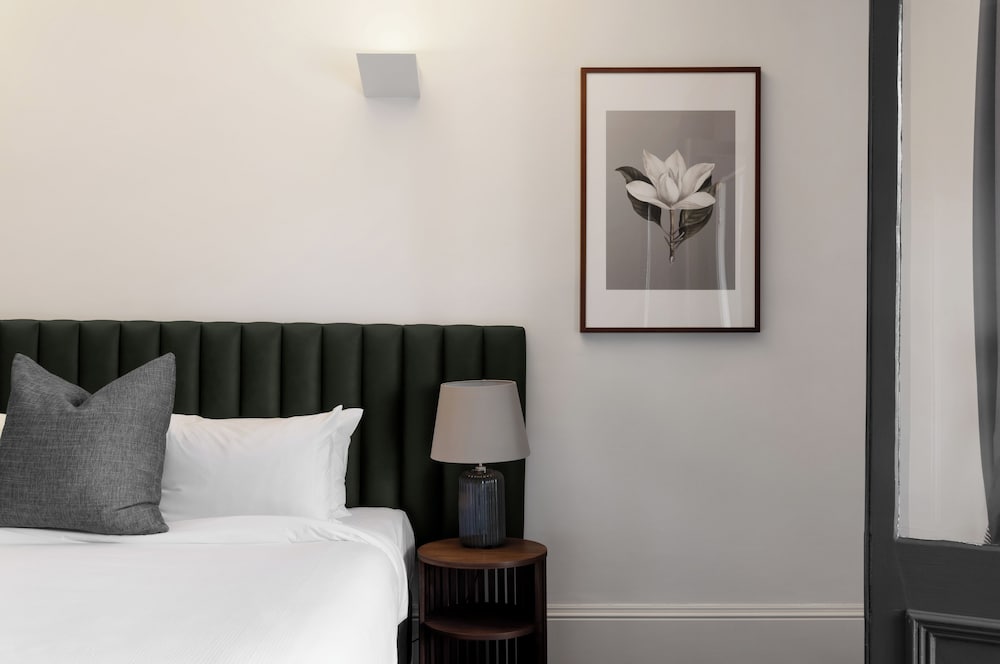 DELUXE, QUEEN BED
