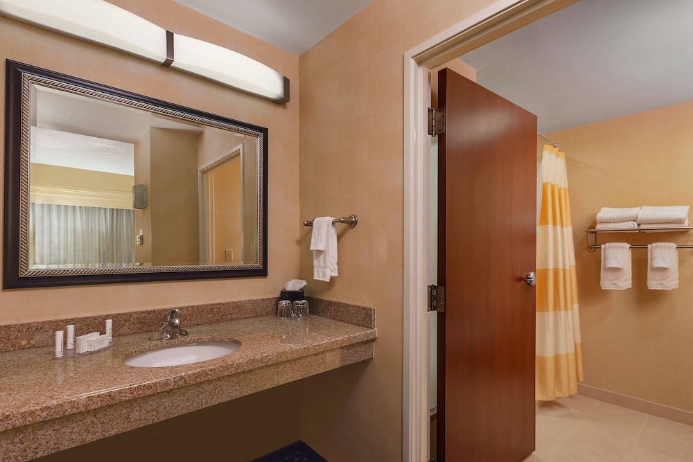 Courtyard by Marriott Harrisburg Hershey 12/32