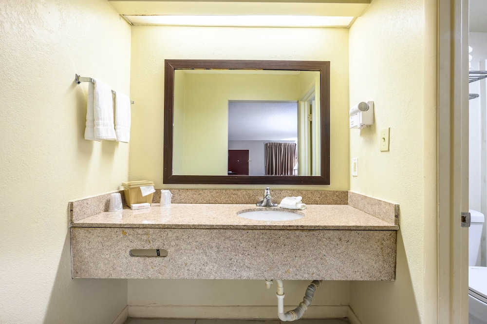Red Roof Inn Sylacauga 30/34