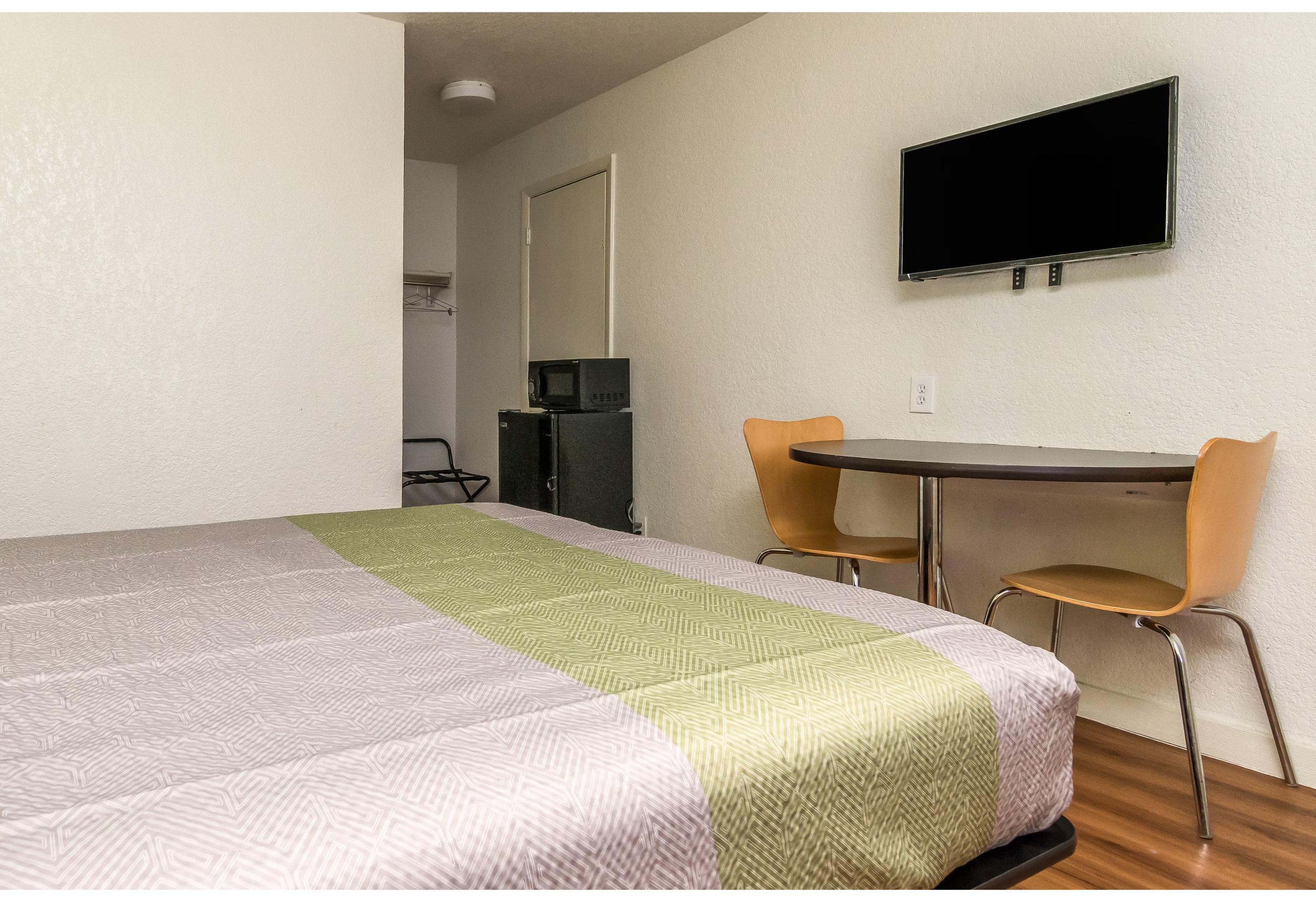 1 Queen Bed Mobility Accessible Tub Nsmk