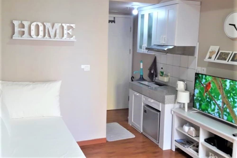 Springlake Apartment Summarecon by Veeroom by ZUZU 24/42