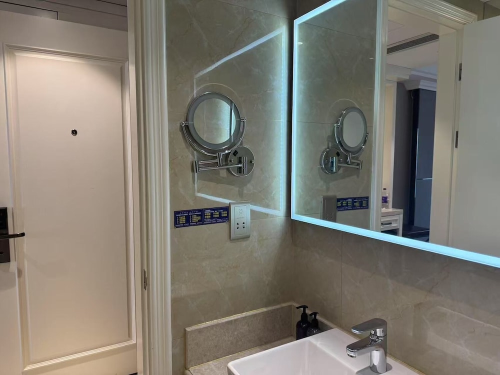 Mercure Hangzhou Linping 67/67