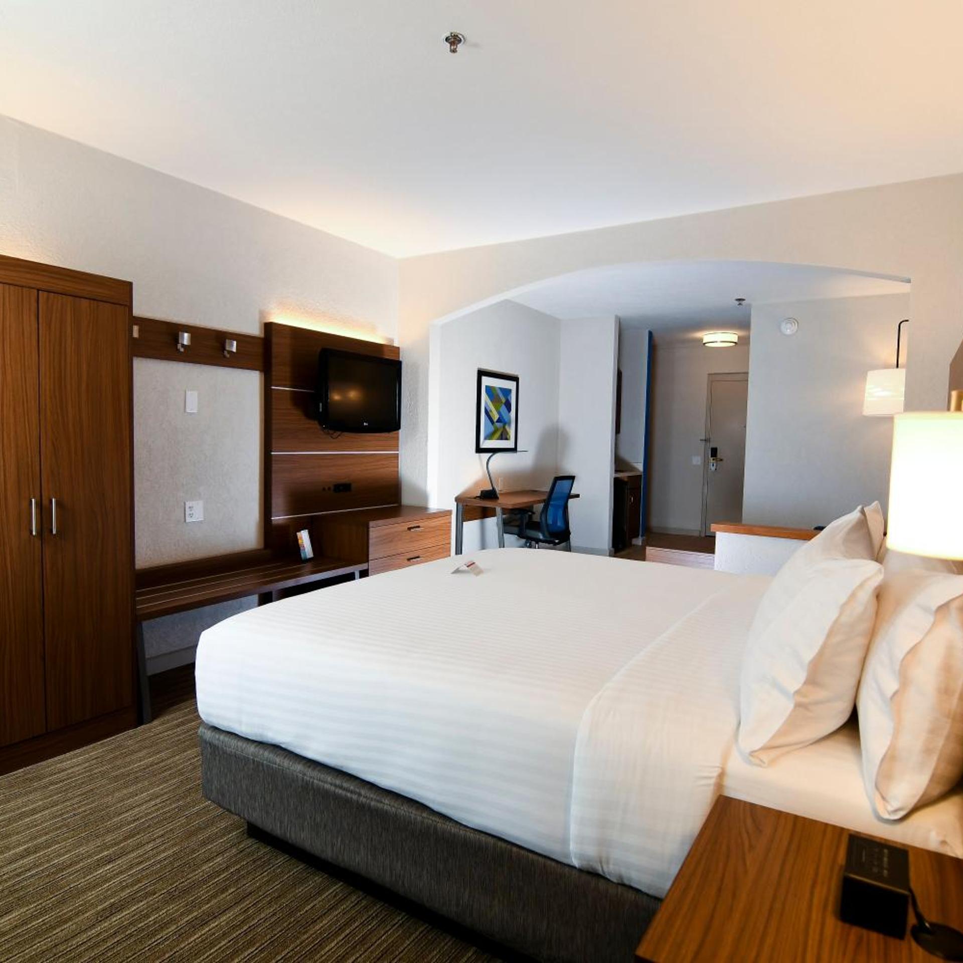 جناح بسرير كينج مع أريكة، Holiday Inn Express Hotel And Suites Port Clinton Catawba Island 2/10