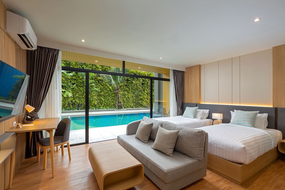 Deluxe, Twin Beds, Pool Access