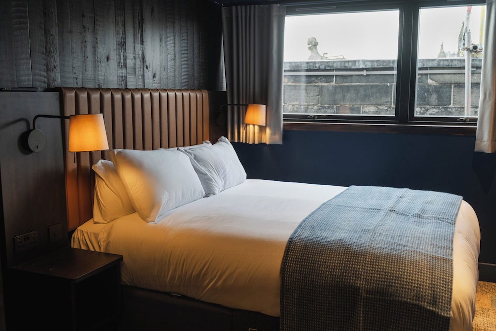 SUPERIOR, DOUBLE BED, CITY VIEW