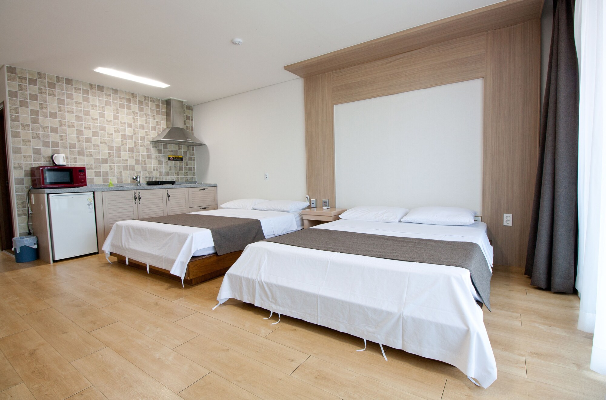 FAMILY, TWIN BEDS