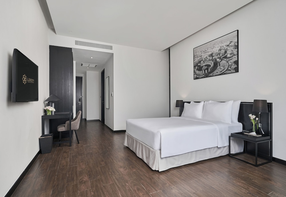 Lyve Inc Hotel And Residence 10/70