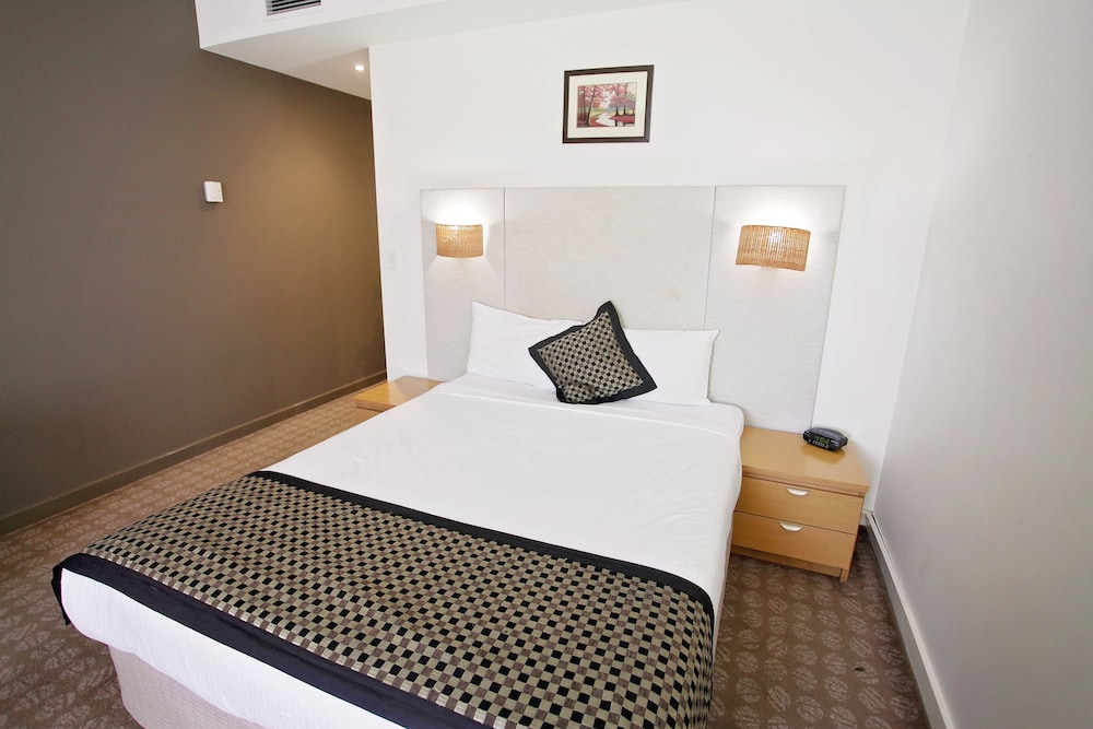 ROOM, QUEEN BED