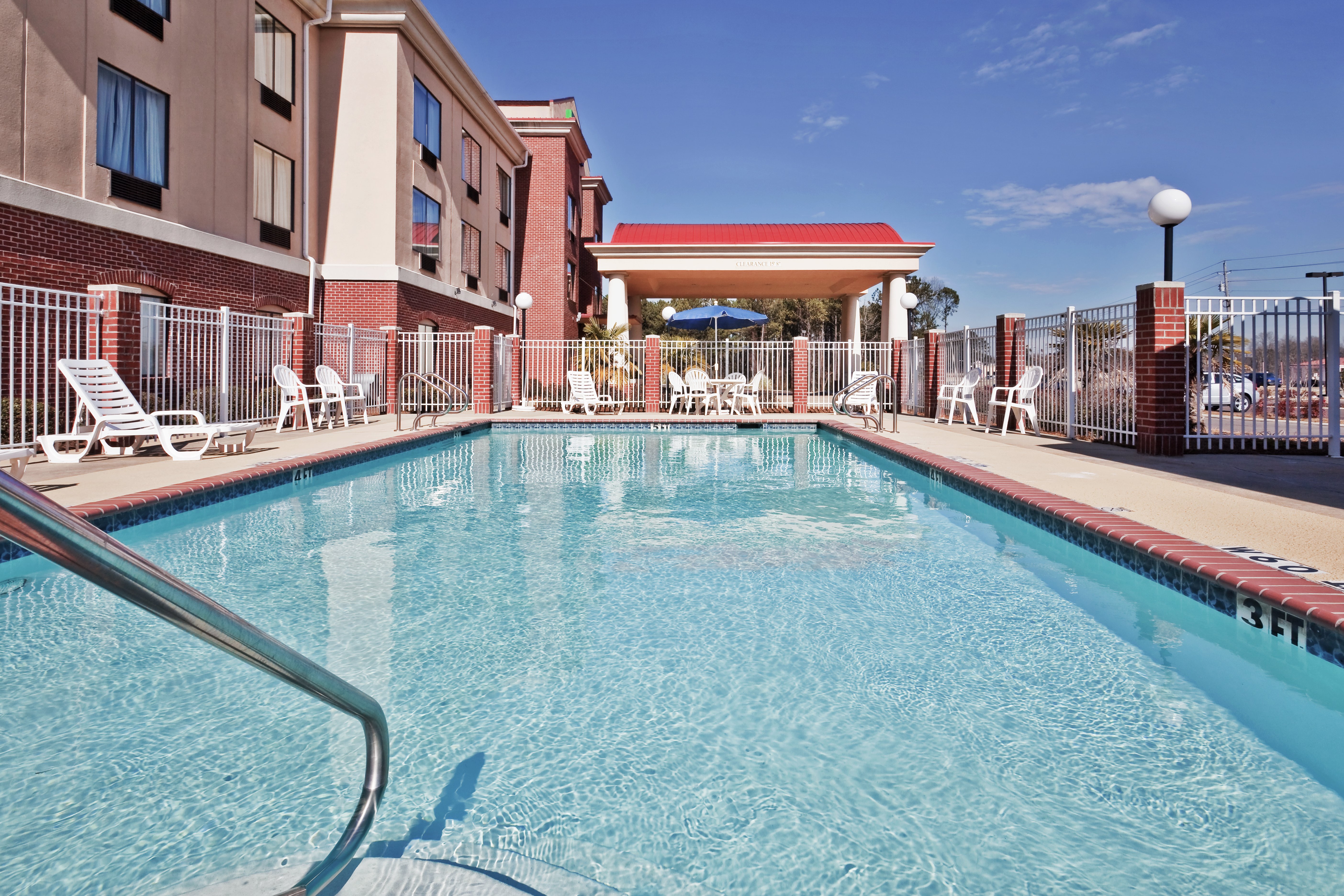 Holiday Inn Express Suites Forest 2/37