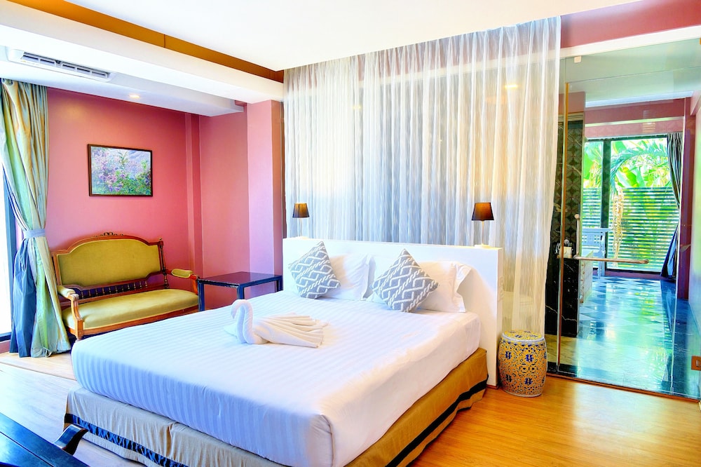 Phuket Moonlit Patong Bay Hideaway Hotel 11/50