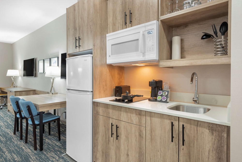 جناح تنفيذي كبير بسرير كينج مع أريكة بمطبخ، Best Western Premier Executive Residency Medicine Hat 7/10