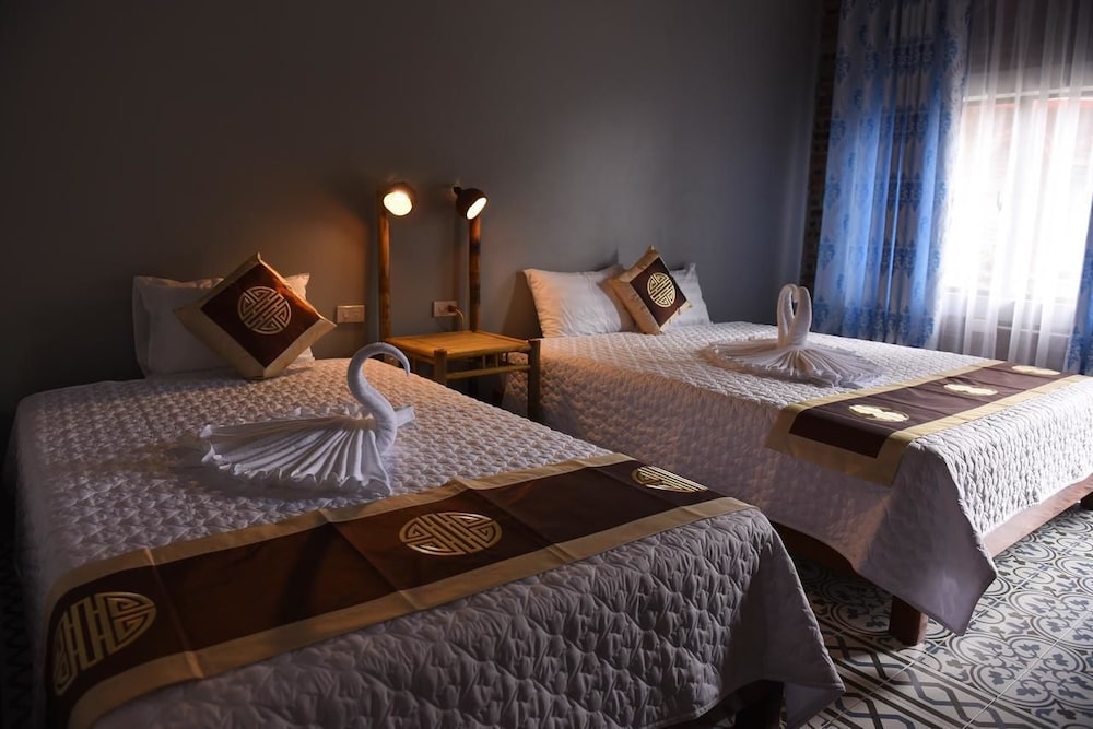 ROOM, DOUBLE OR TWIN BED