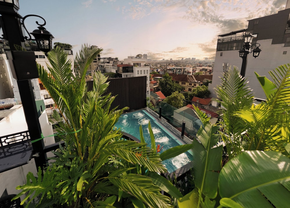 Hanoi Emerald Waters Hotel Spa 71/73