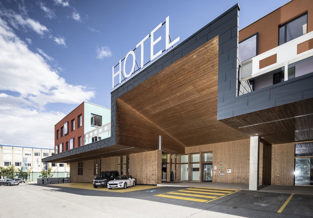 Hwest Hotel Hall 1/38